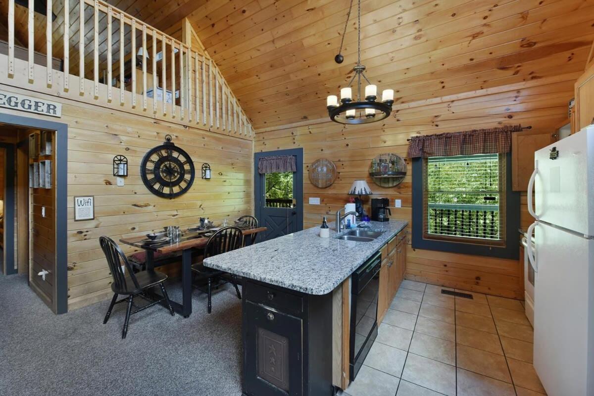 Ryes And Shine Bootlegger'S Cabin! Hot Tub* Pool* Arcade* Billiards *Ev * Pet Friendly 세비어빌 외부 사진