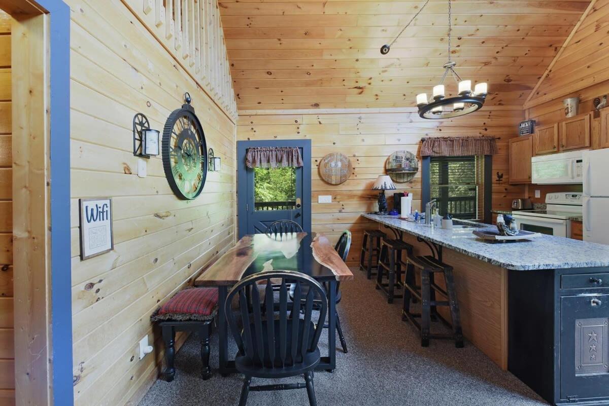 Ryes And Shine Bootlegger'S Cabin! Hot Tub* Pool* Arcade* Billiards *Ev * Pet Friendly 세비어빌 외부 사진
